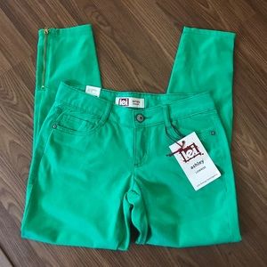 L.E.I NEW ANKLE ZIPPER GREEN PANTS